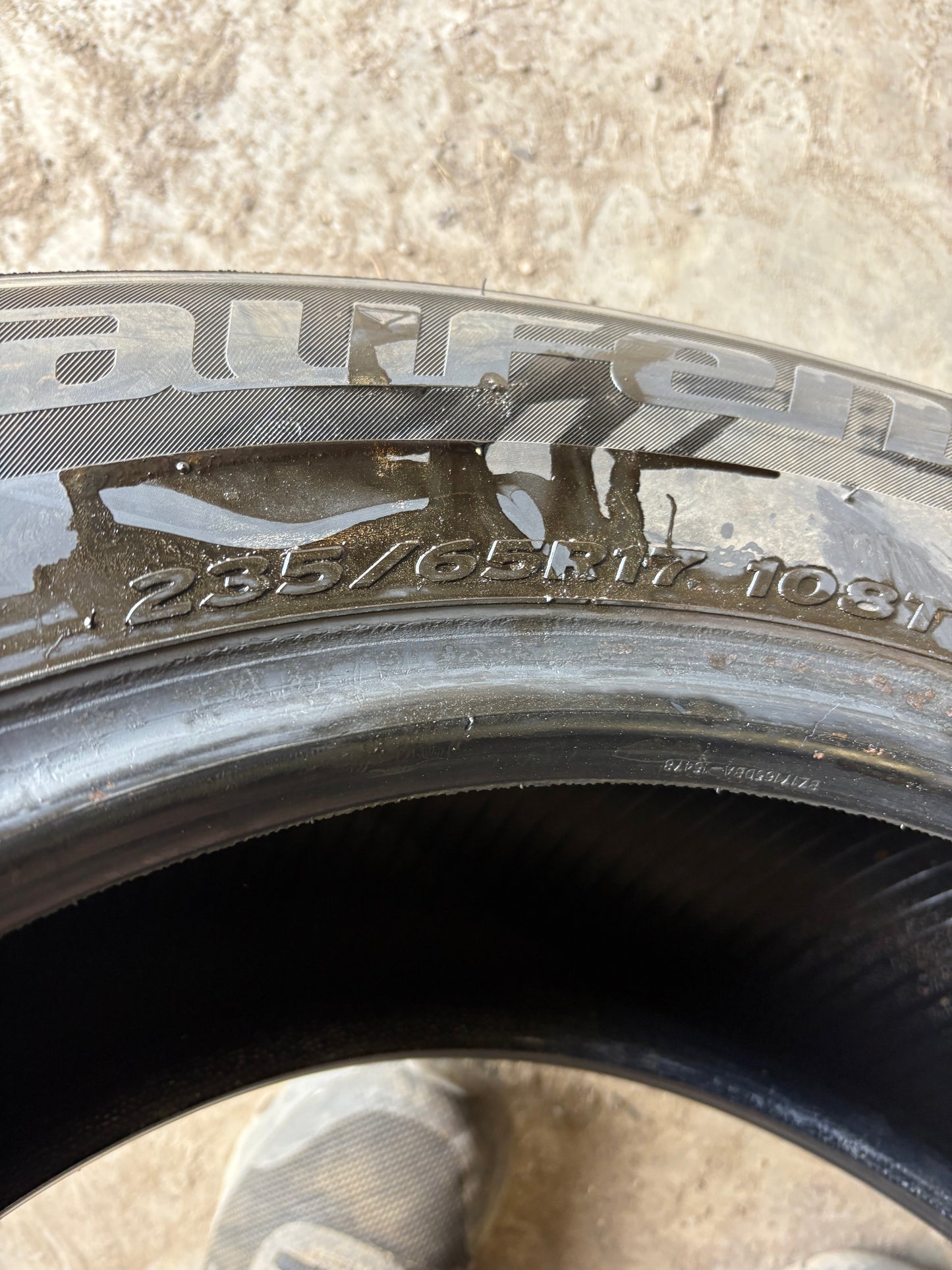 2 pneus d hiver 235/65r17 laufenn en bon état