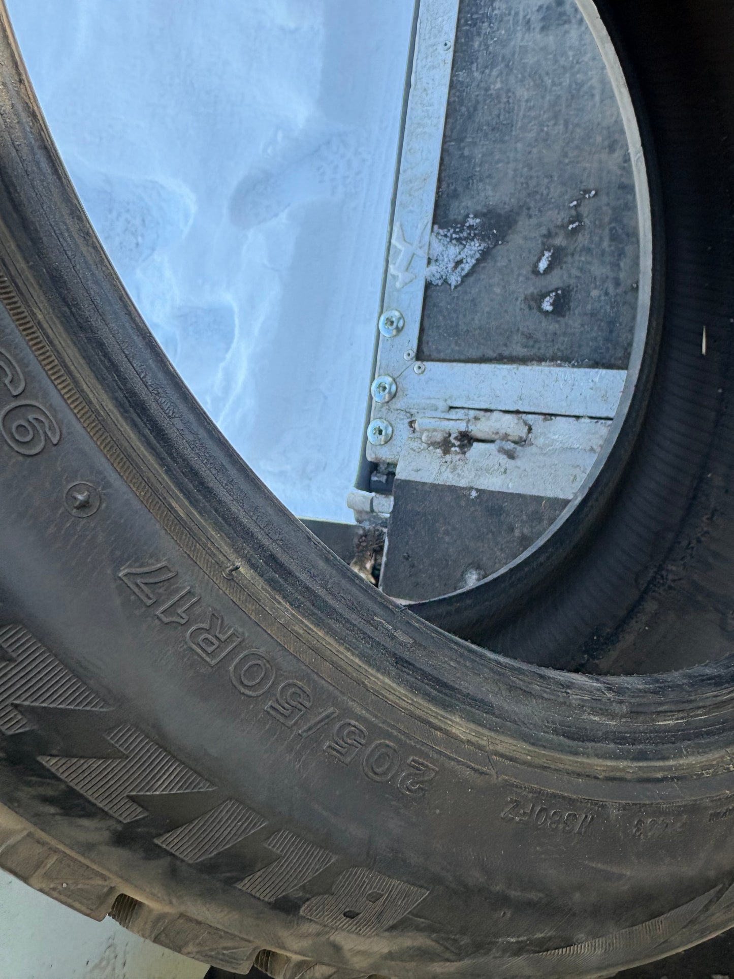 4 pneus d hiver 205/50r17 Bridgestone en tres bon état