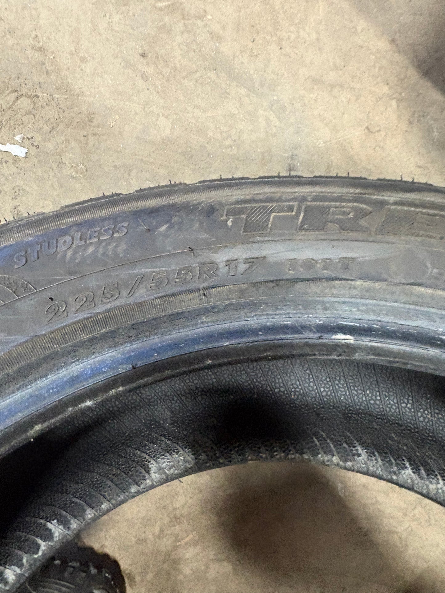 4 pneus d hiver 225/55r17 maxtrek en bon état