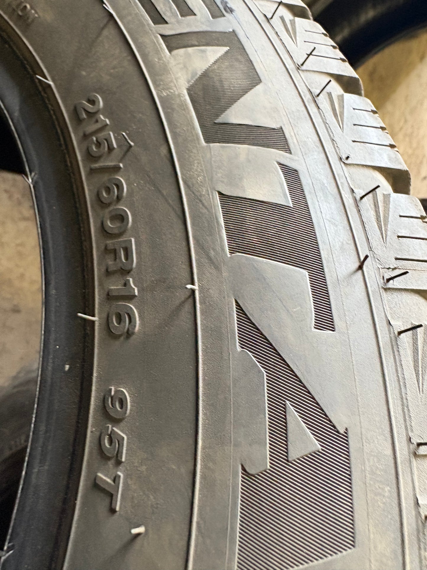 2 pneus d hiver 215/60r16 centara