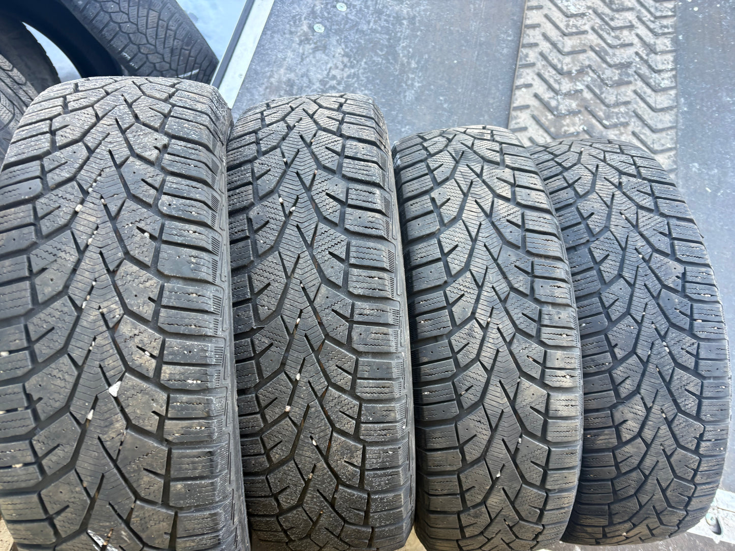 4 pneus d hiver 195/65r15 general en tres bon état