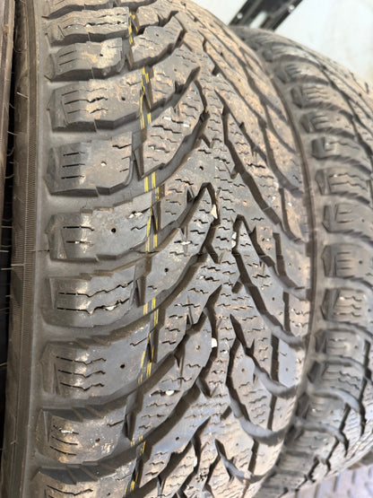 4 pneus d hiver 185/65r15 nokian en tres bon état