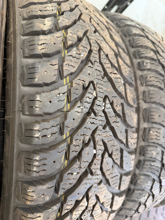 4 pneus d hiver 185/65r15 nokian en tres bon état