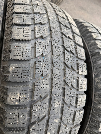 4 pneus d hiver 215/70r16 toyo