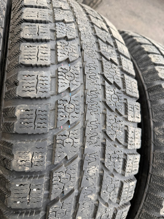 4 pneus d hiver 215/70r16 toyo