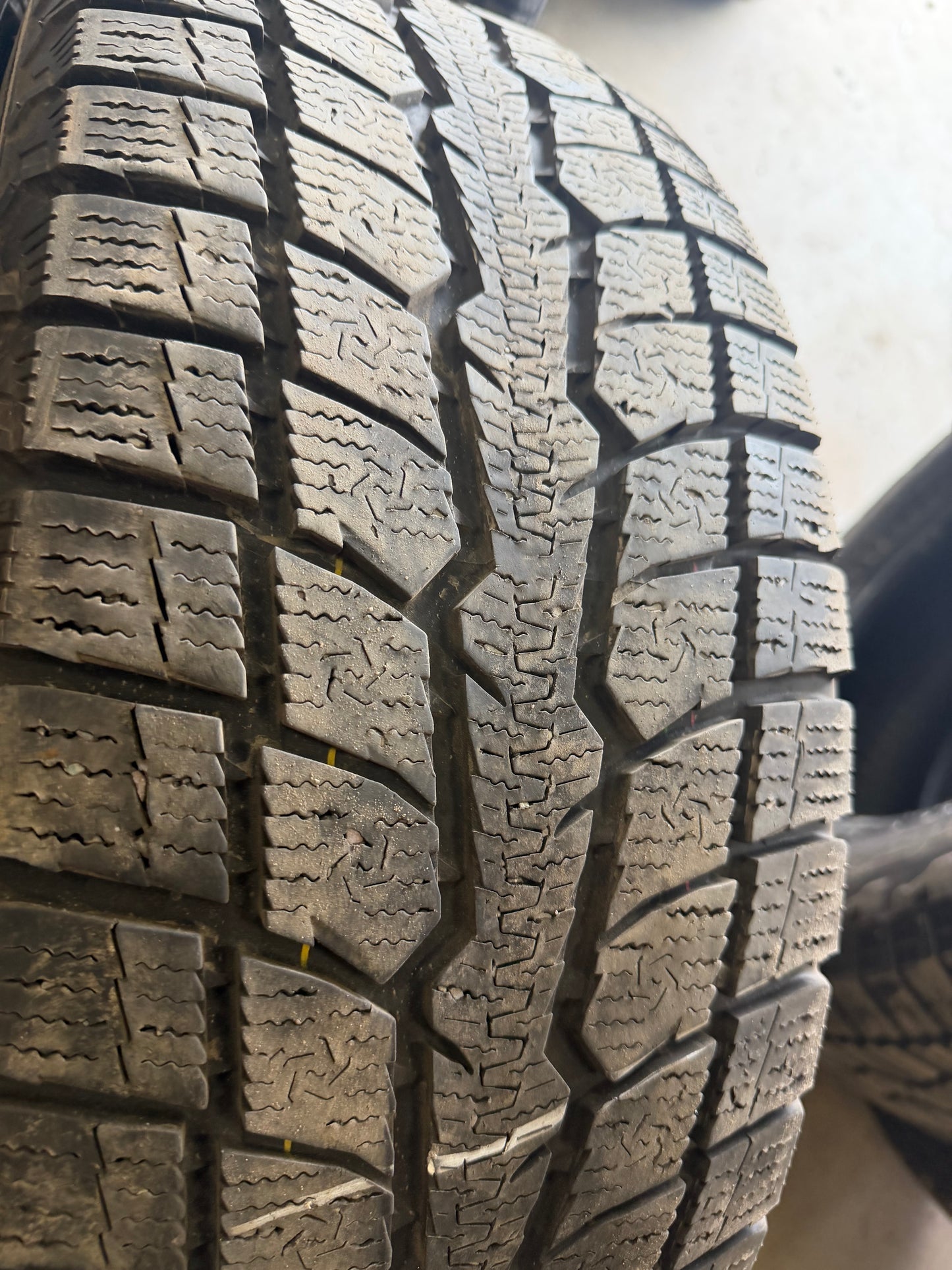 4 pneus d hiver 245/60r18 toyo en bon état