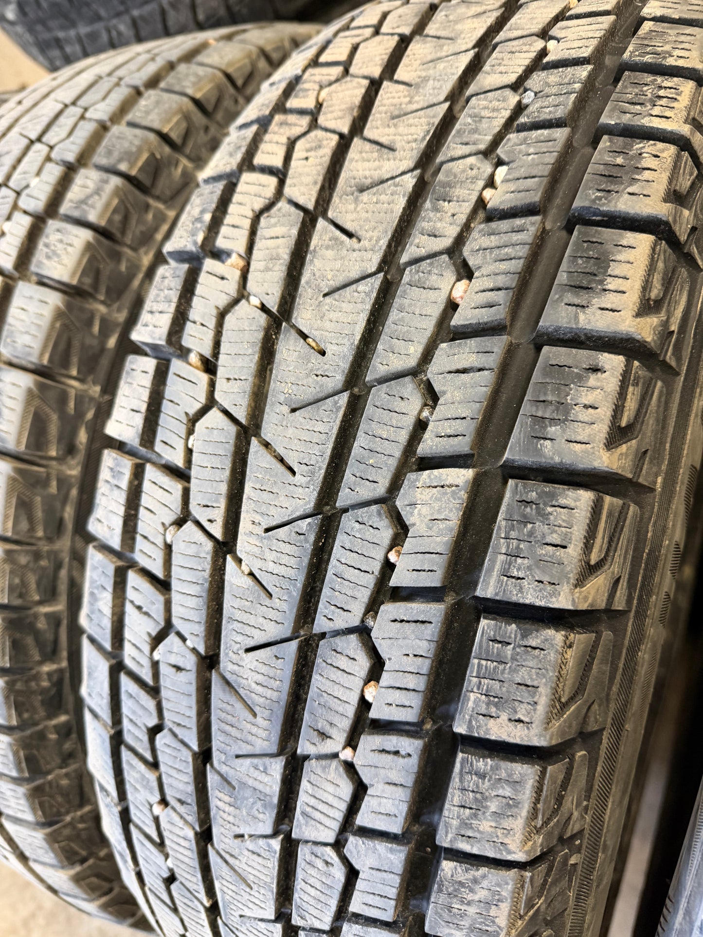 4 pneus d hiver 215/70r16 Yokohama a l etat neuf