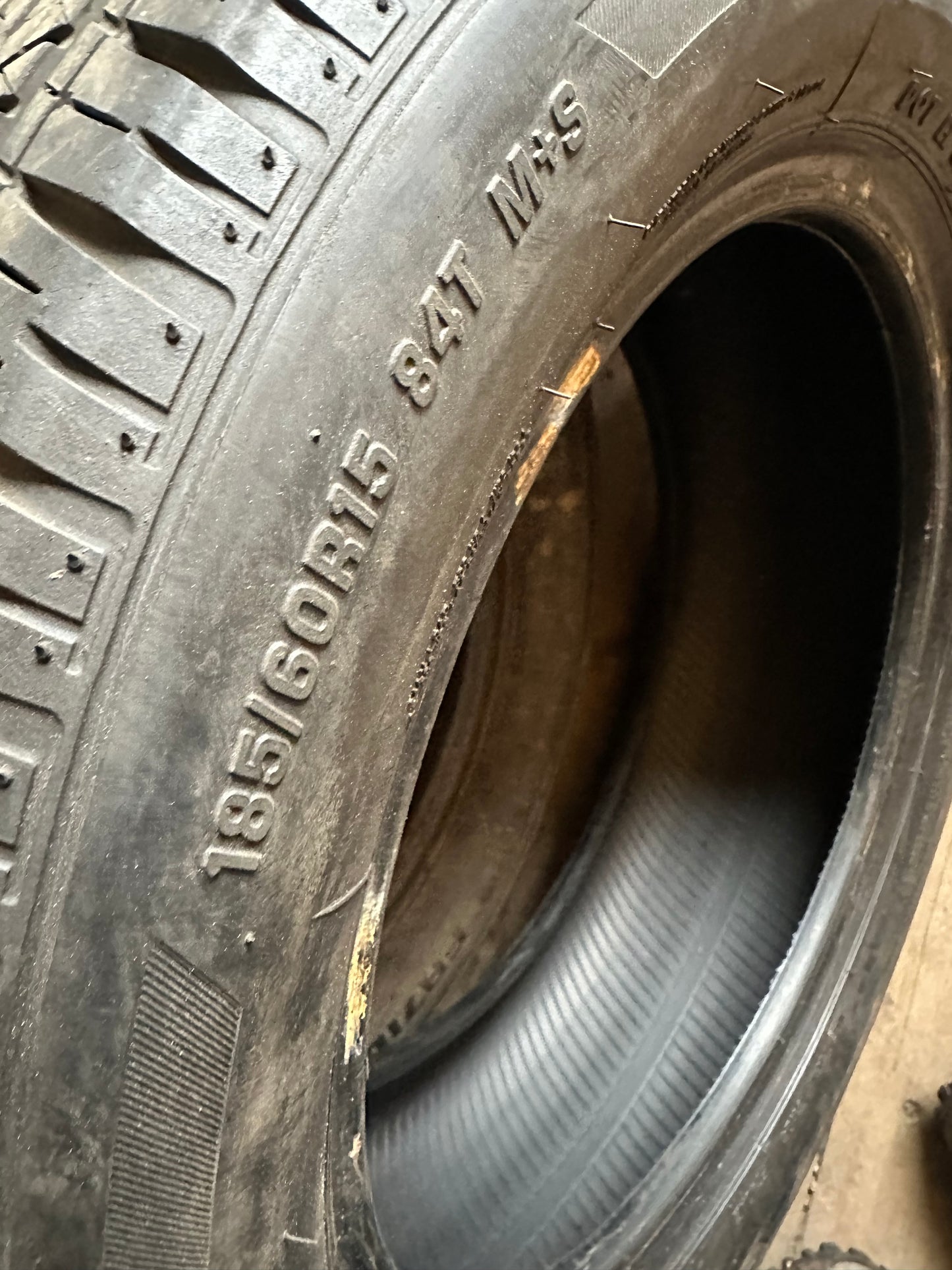 1 pneu d’été 185/60r15 firestone en très bon état