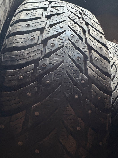 2 pneus d hiver 235/65r18 nokian a clou en tres bon état