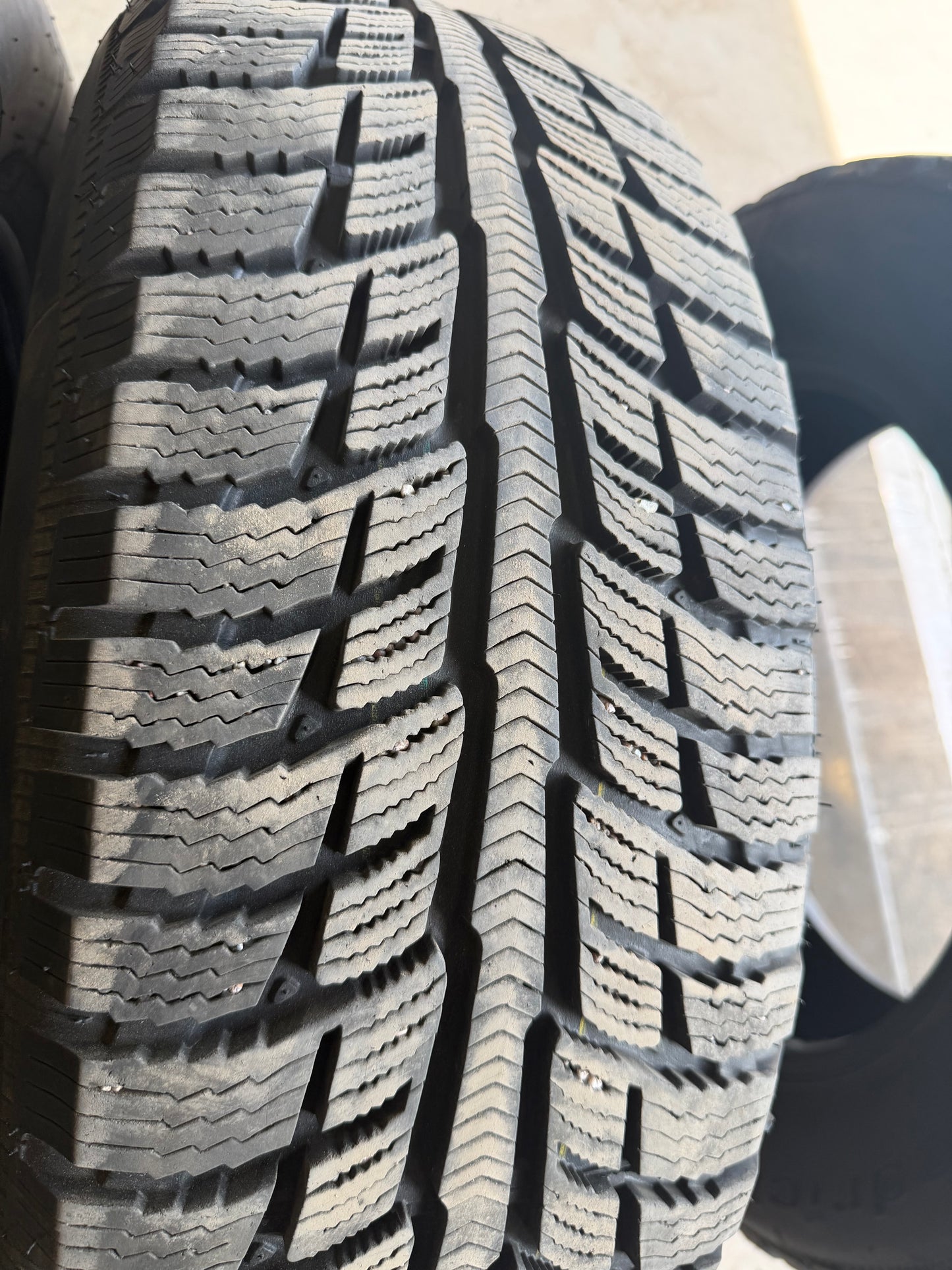 2 pneus d hiver 225/65r17 bf goodrich en tres bon état