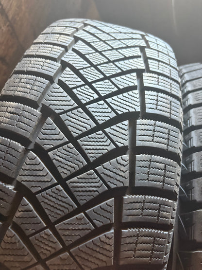 1 pneu d hiver 215/65r17 pirelli a l etat neuf