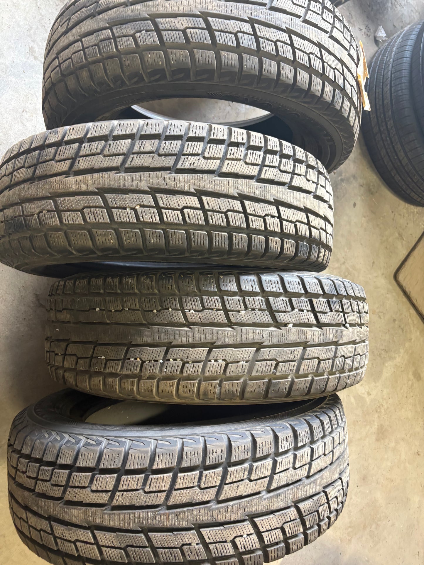 4 pneus d hiver 215/65r16 Yokohama a l etat neuf