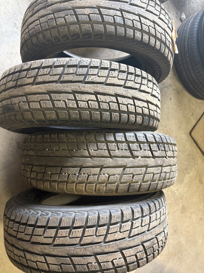 4 pneus d hiver 215/65r16 Yokohama a l etat neuf