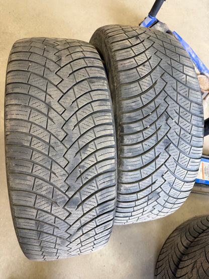 2 pneus 4 saisons 235/55r19 pirelli en bon état