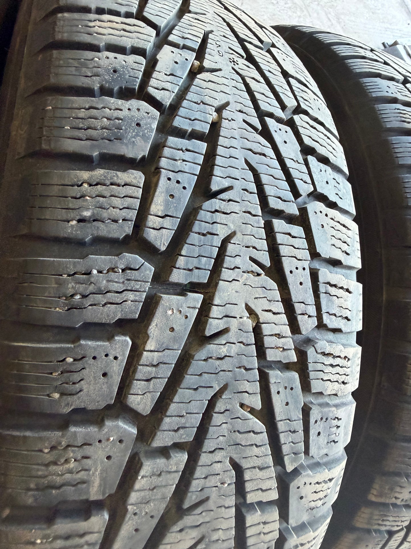 4 pneus d hiver 235/65r17 nokian en tres bon etat