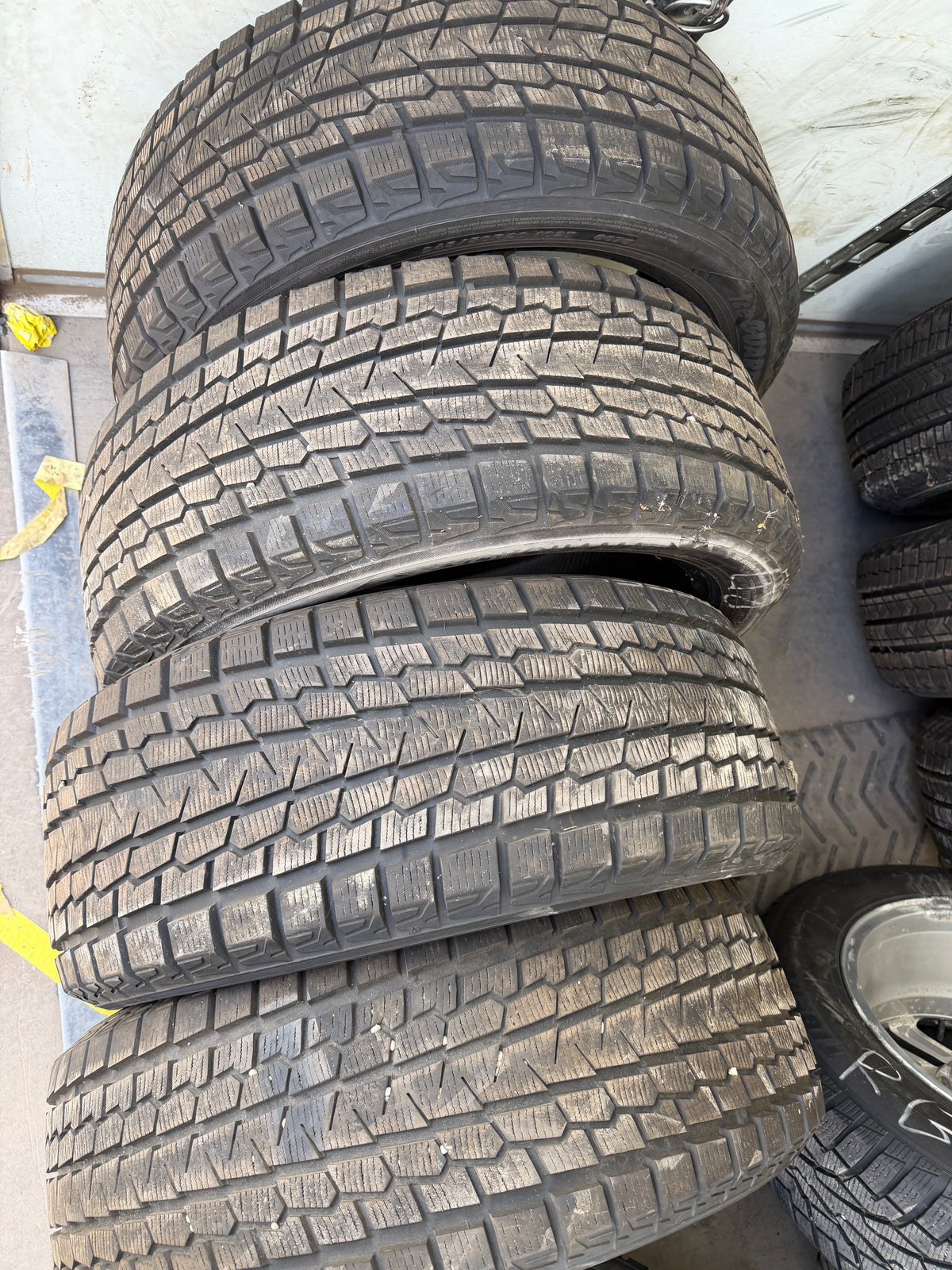 4 pneus d hiver 245/50r20 Yokohama a l état neuf