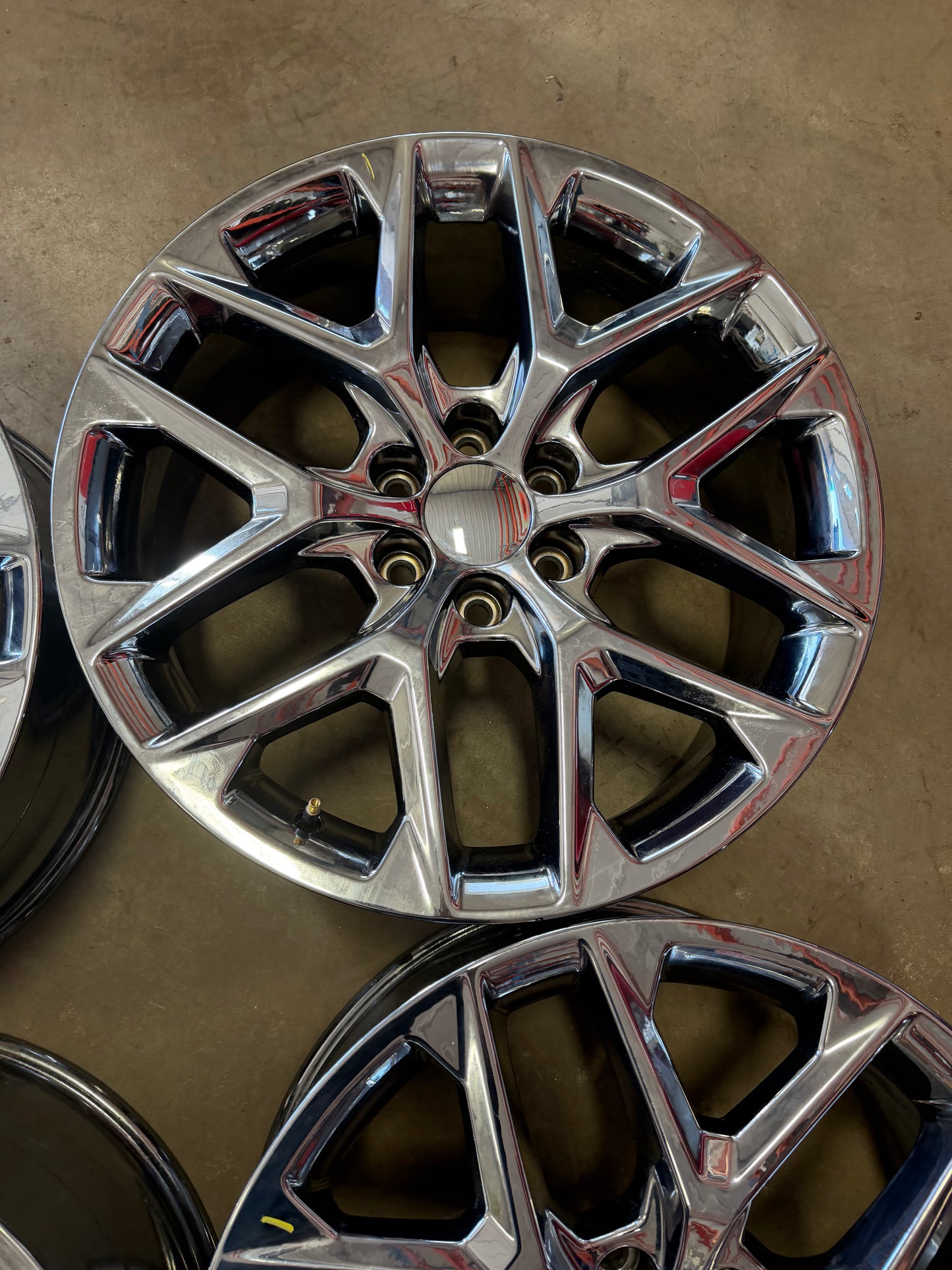 4 mags d origine cadillac escalade neufs 22 pouces 6x139.7 en liquidation