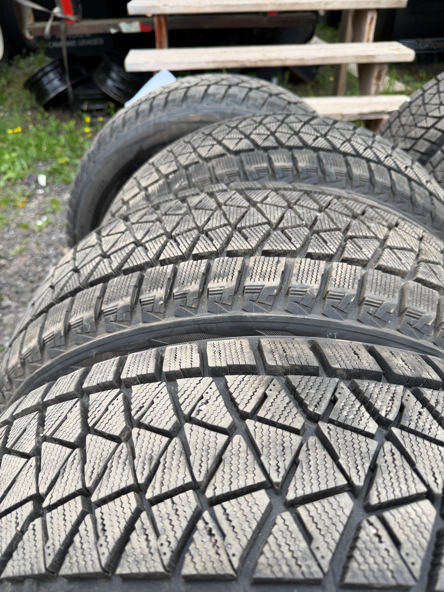 4 pneus d hiver 235/55r19 Bridgestone a l état neuf