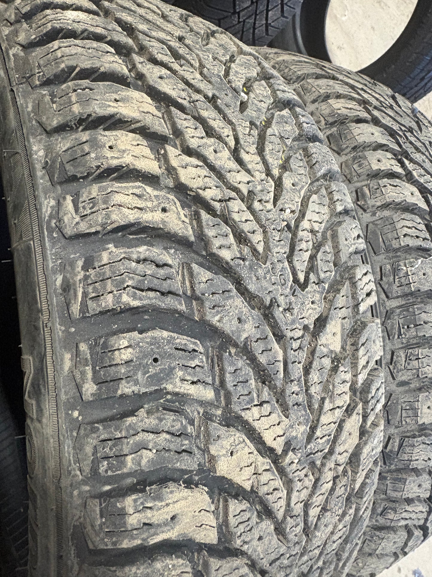 4 pneus d hiver 205/55r16 nokian a l état neuf