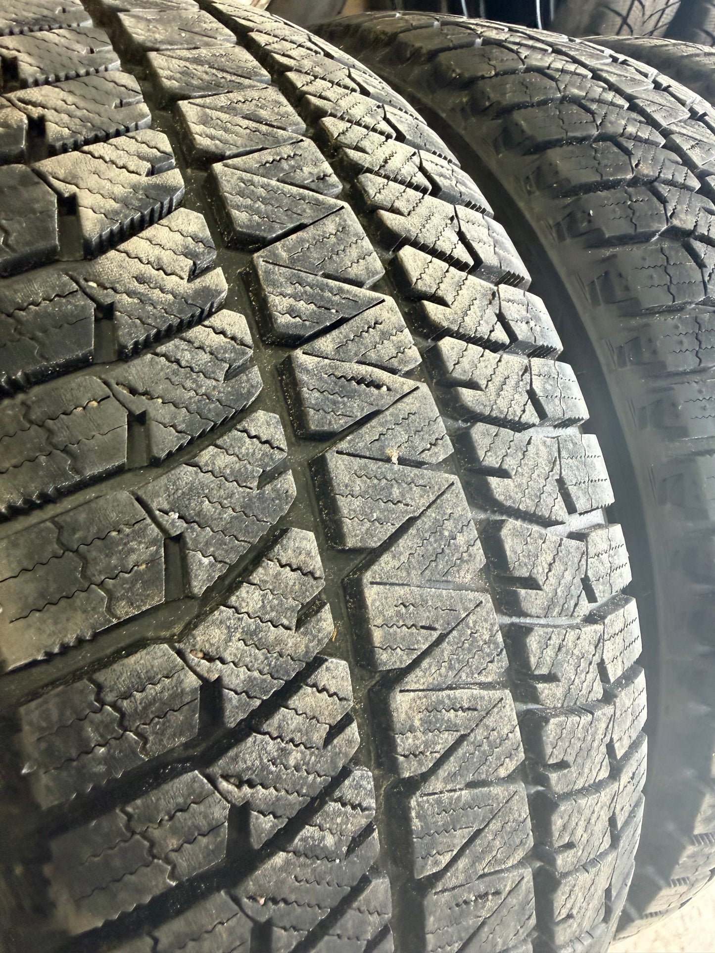 4 pneus d hiver 225/55r18 Bridgestone en tres bon état