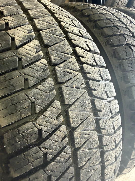 4 pneus d hiver 225/55r18 Bridgestone en tres bon état