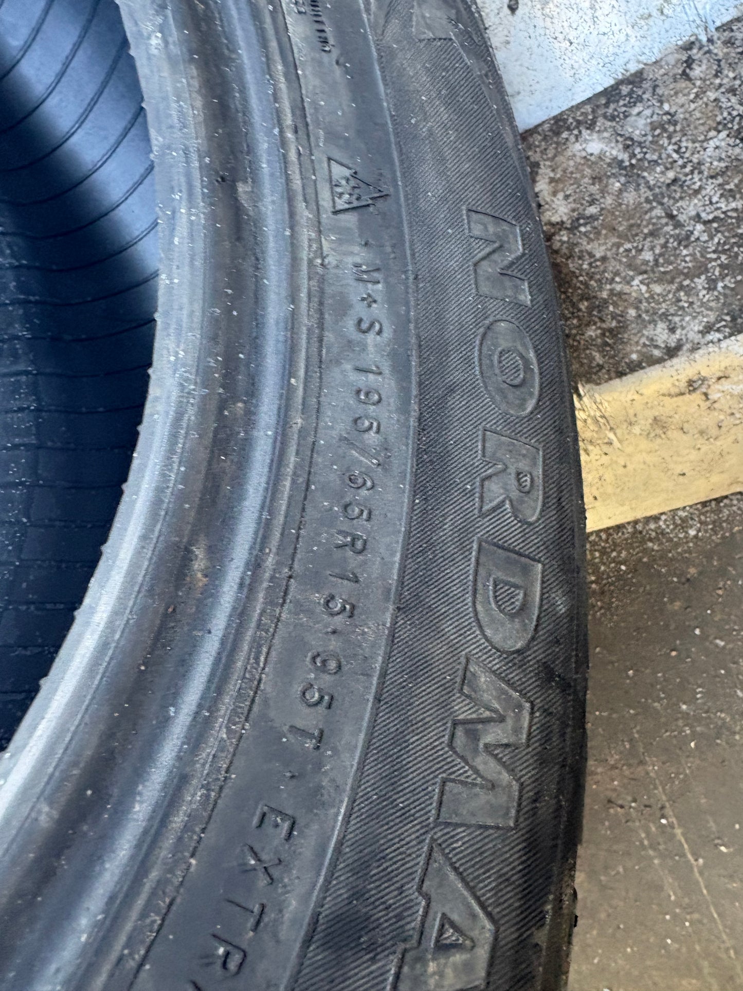 2 pneus d hiver 195/65r15 nokian a clous en bon etat