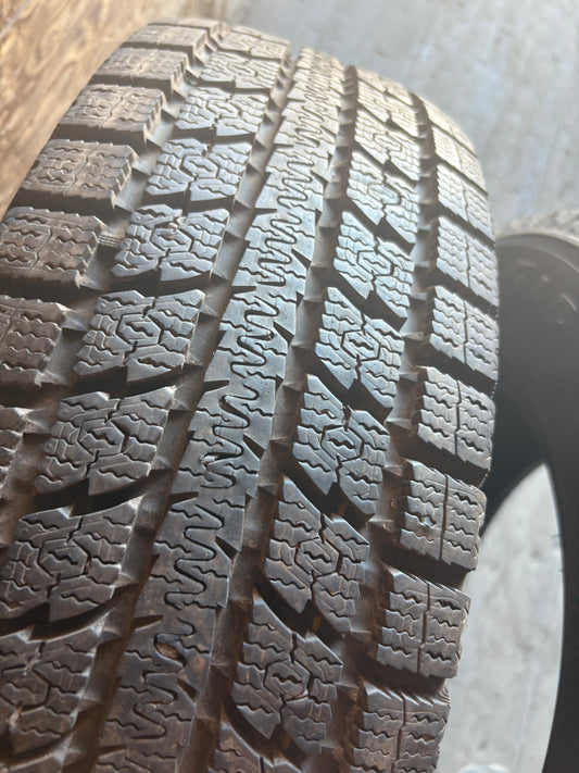 1 pneu d hiver 205/75r15 toyo a l état neuf