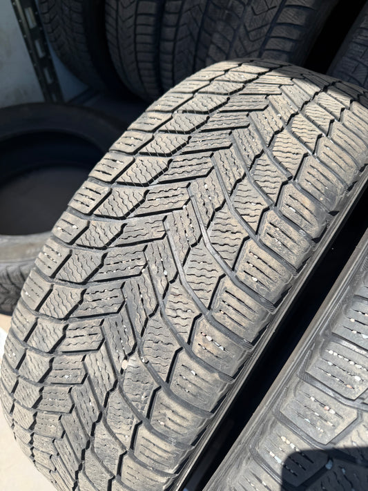 2 pneus d hiver 235/55r20 Michelin en bon etat