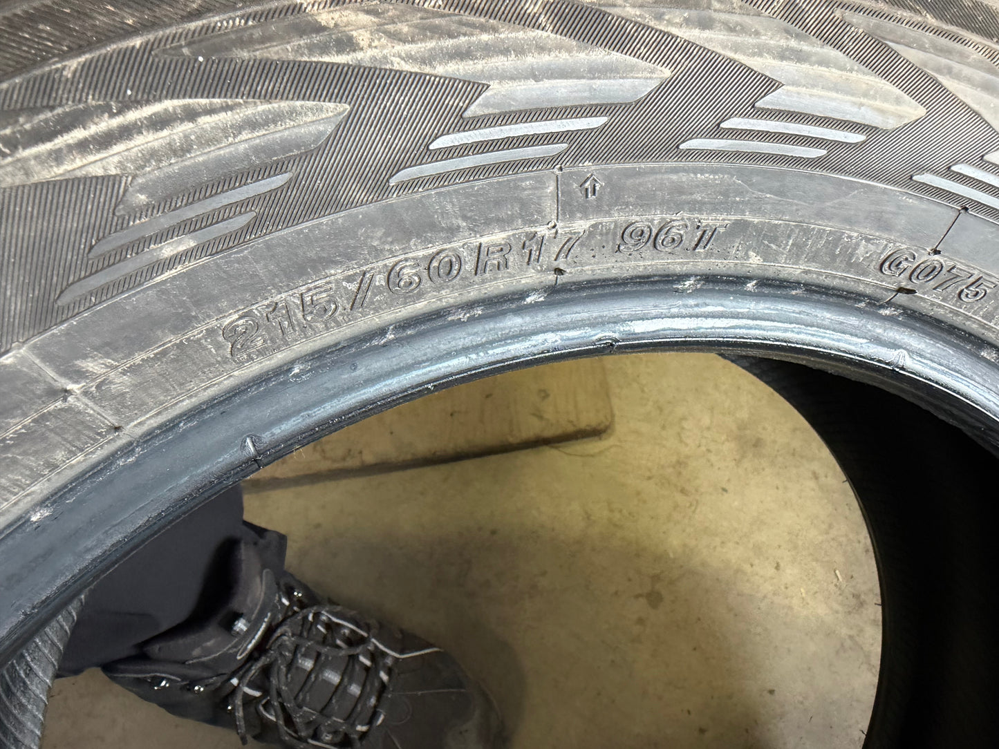 4 pneus d hiver 215/60r17  Yokohama a l état neuf
