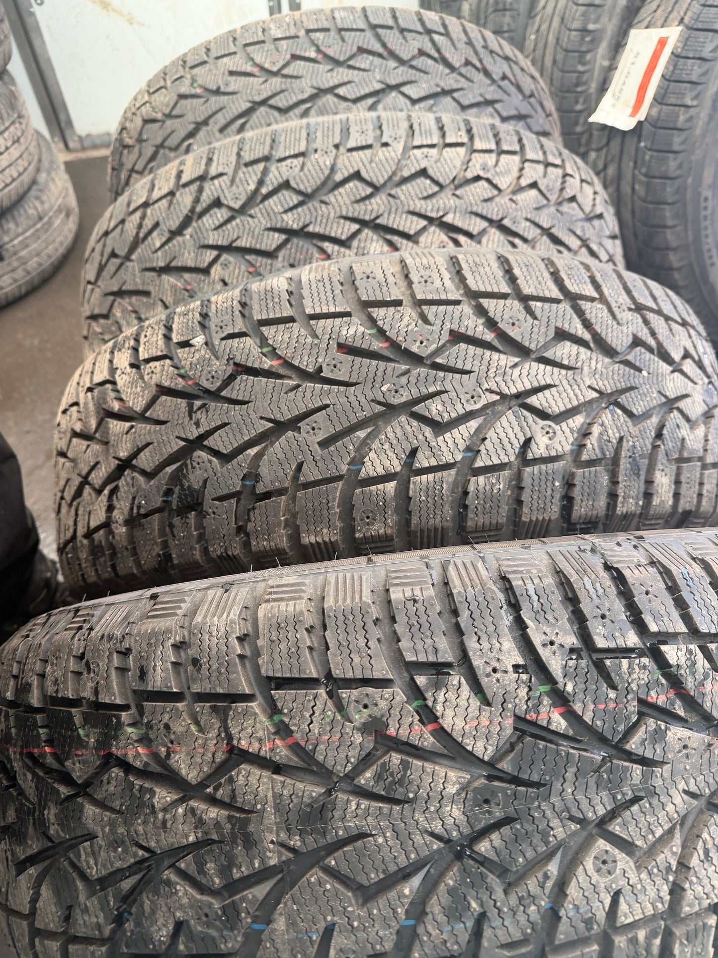 4 pneus d hiver 225/55r18 toyo a l état neuf