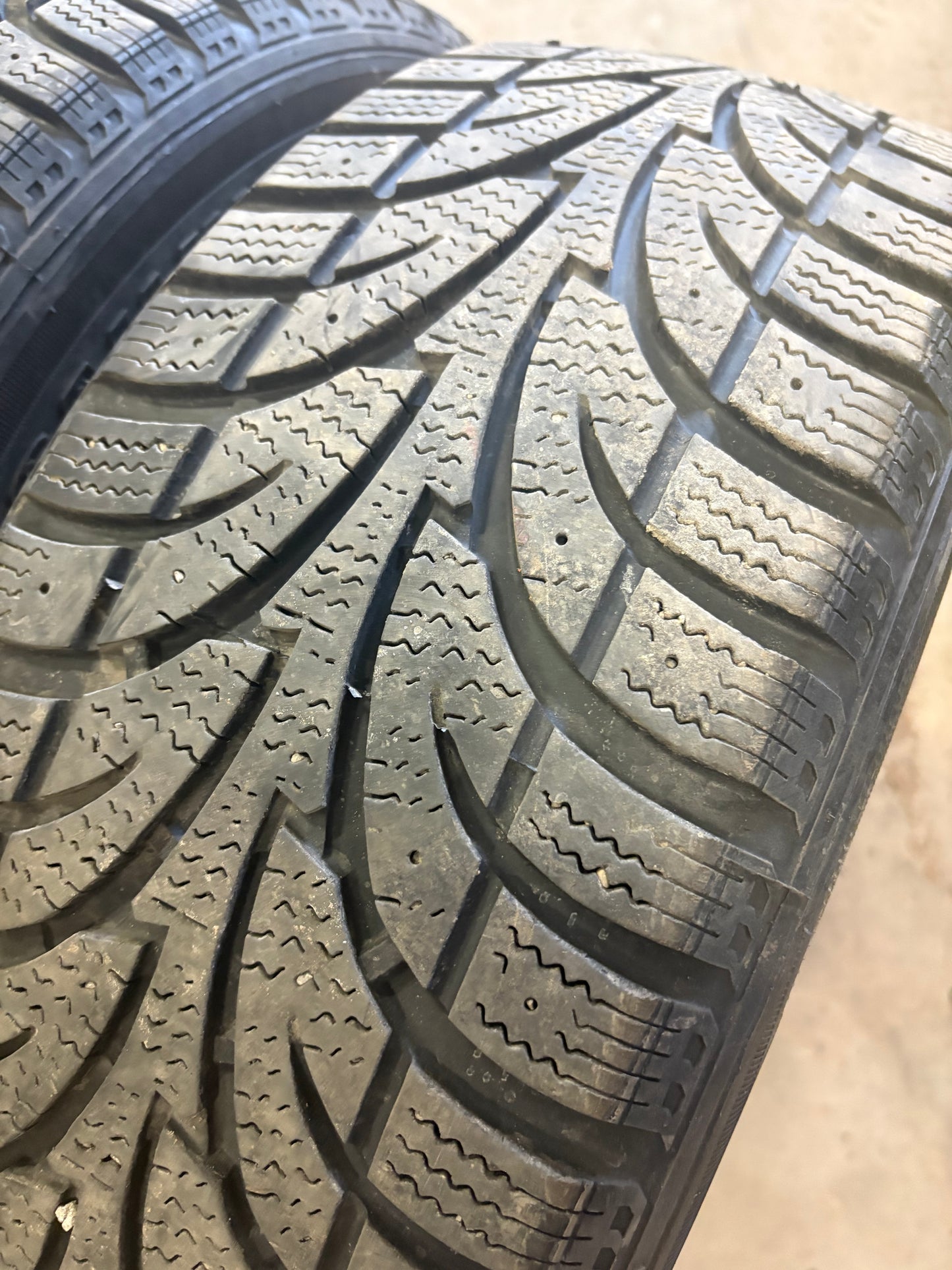 4 pneus d hiver 205/55r16 sailum en bon état