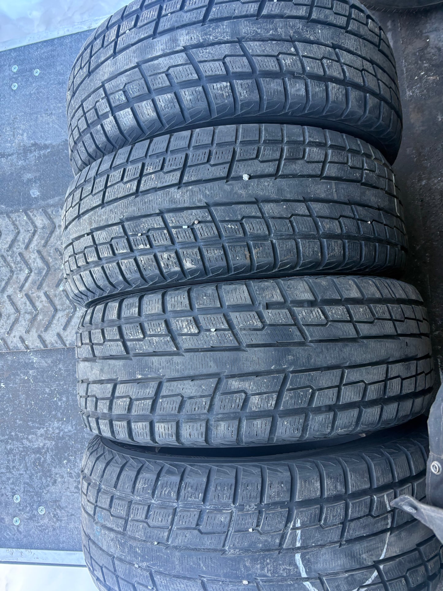 4 pneus d hiver 265/60r18 Yokohama en bon état