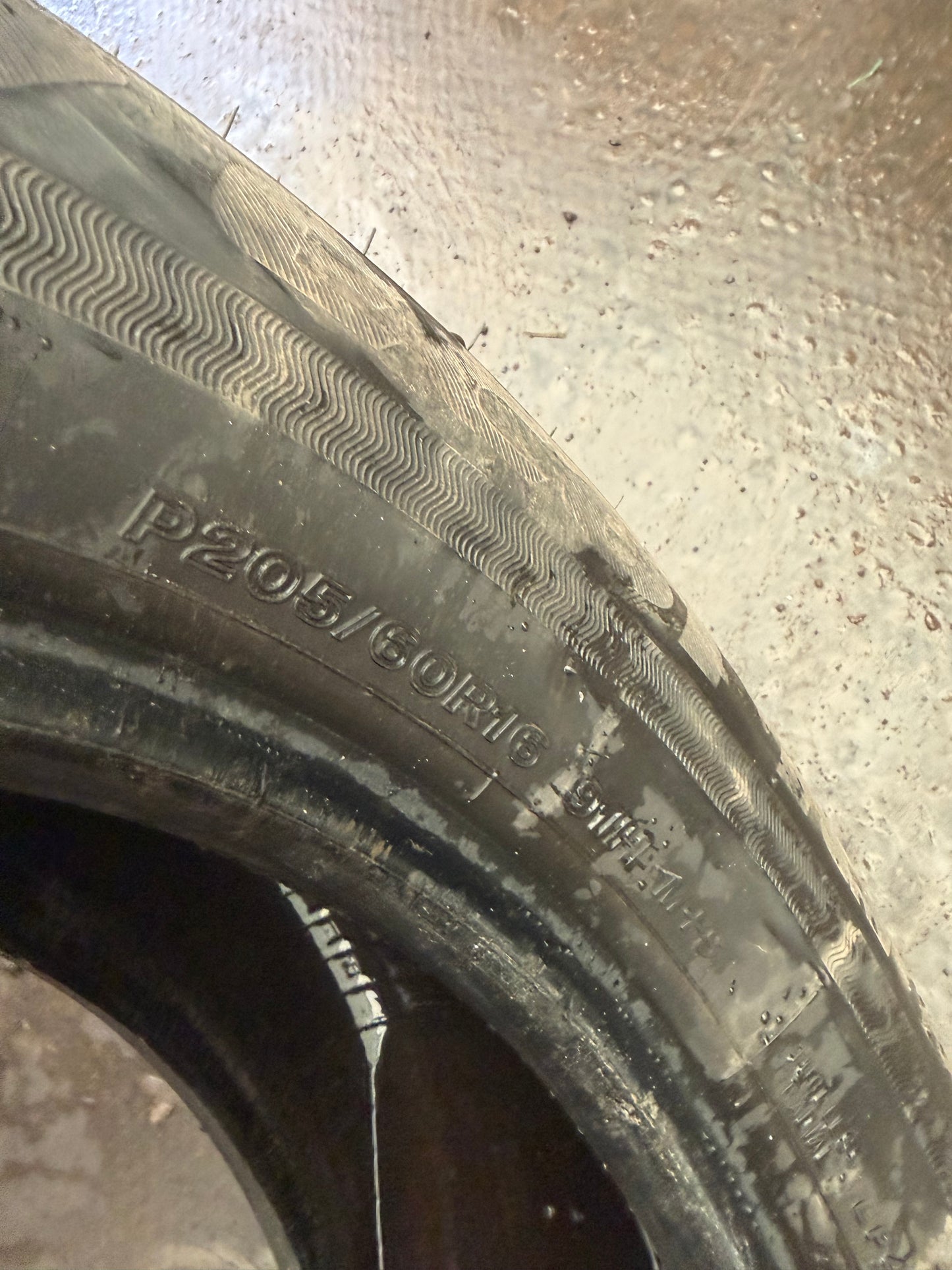 4 pneus d ete 205/60r16 Bridgestone en bon état