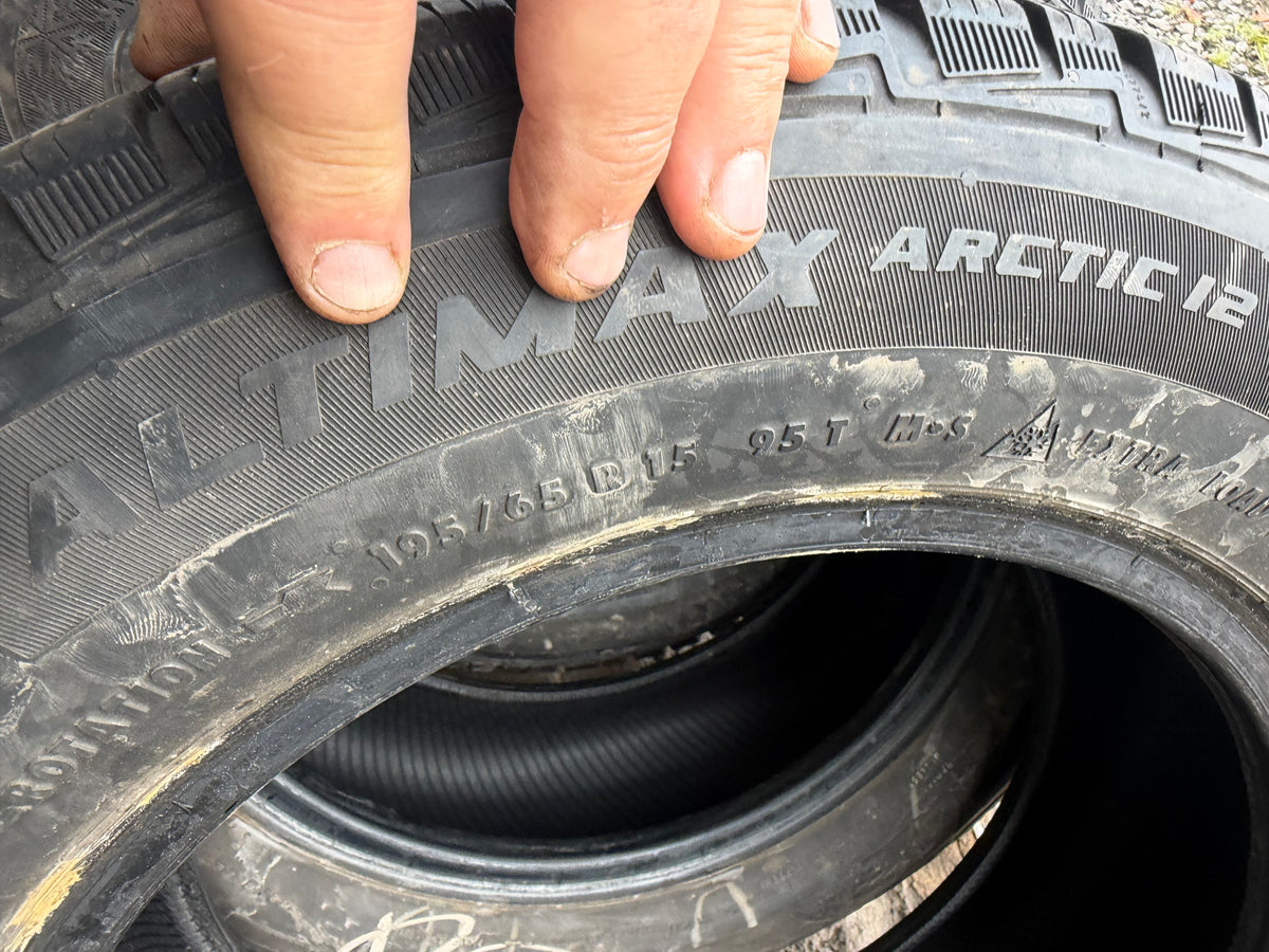 4 pneus d hiver 195/65r15 general en bon état