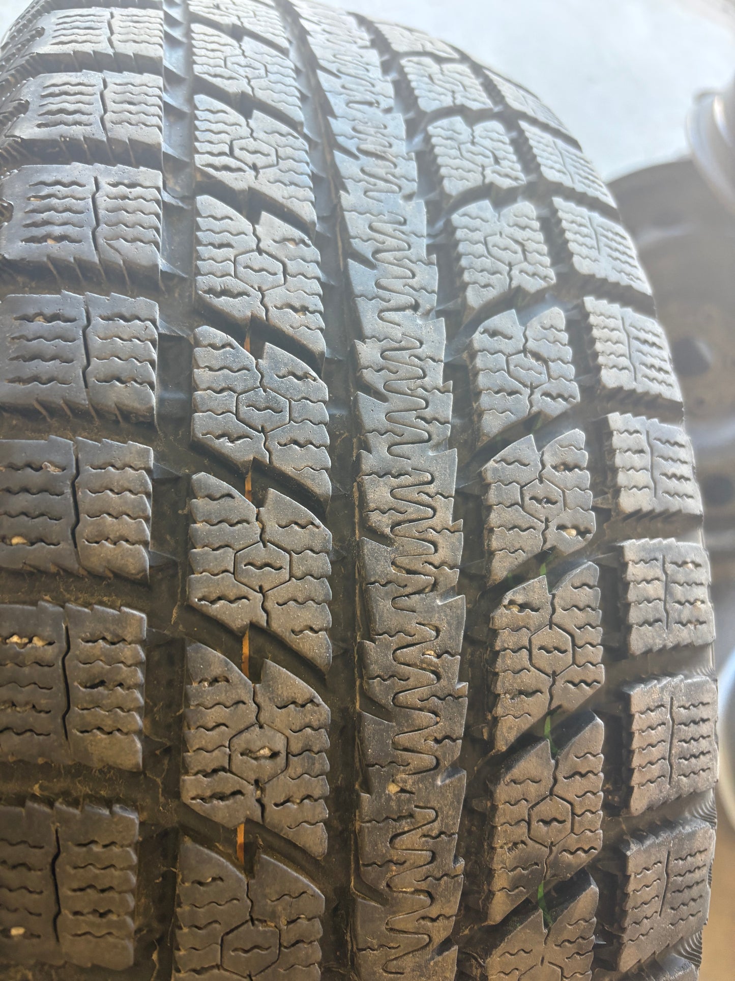 2 pneus d hiver 225/55r18 toyo en tres bon etat