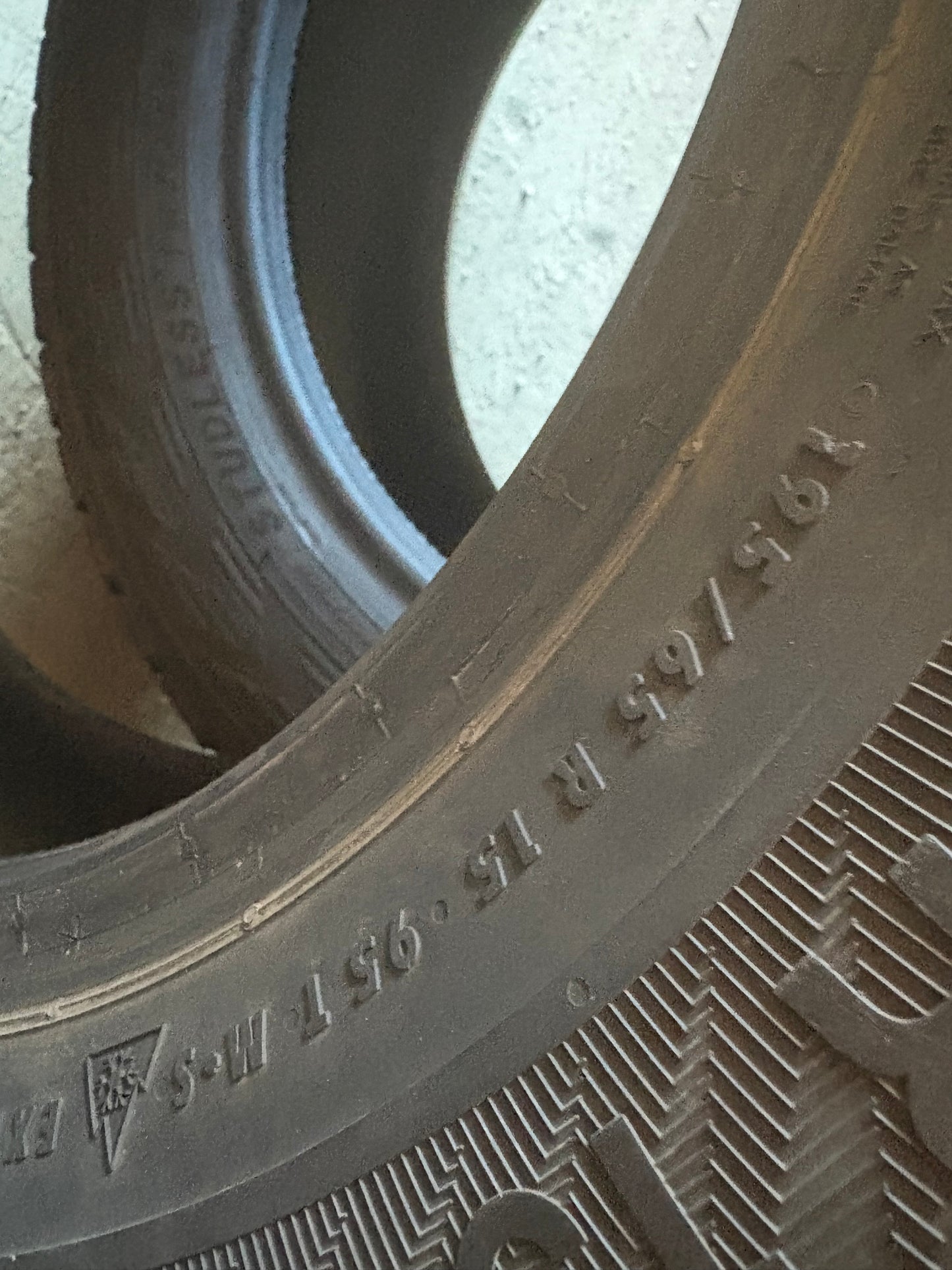 1 pneu d hiver 195/65r15 gislaved en bon état