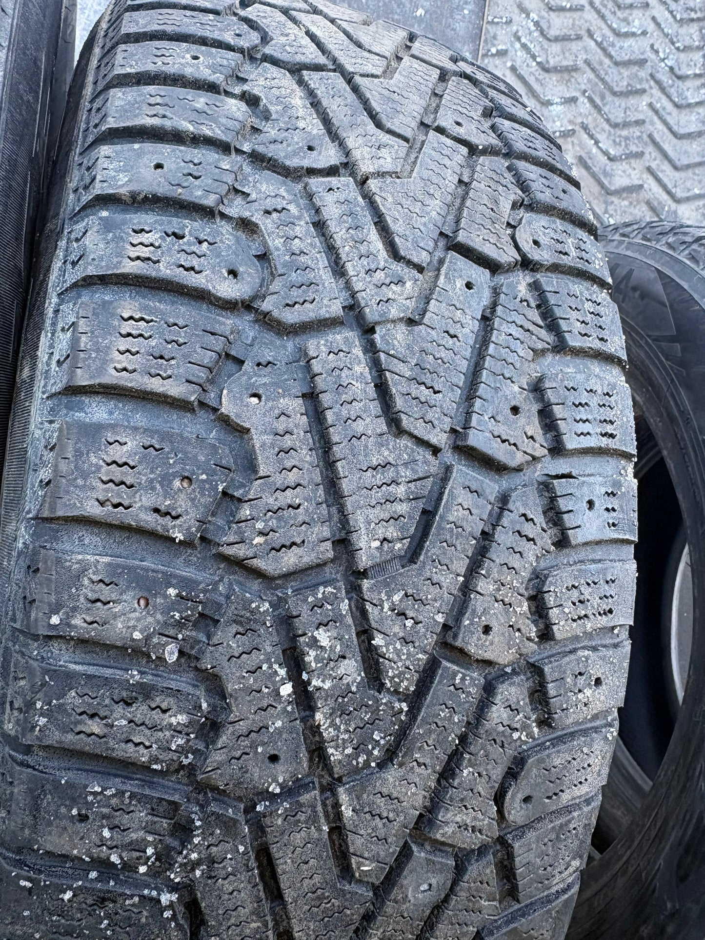 2 pneus d hiver 215/60r16 pirelli en bon état