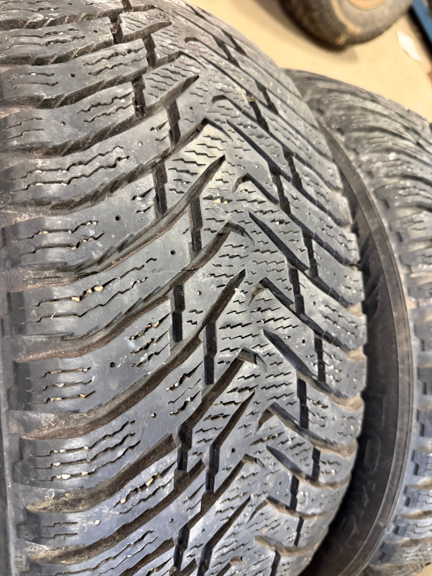 4 pneus d hiver 225/50r17 nokian a l etat neuf