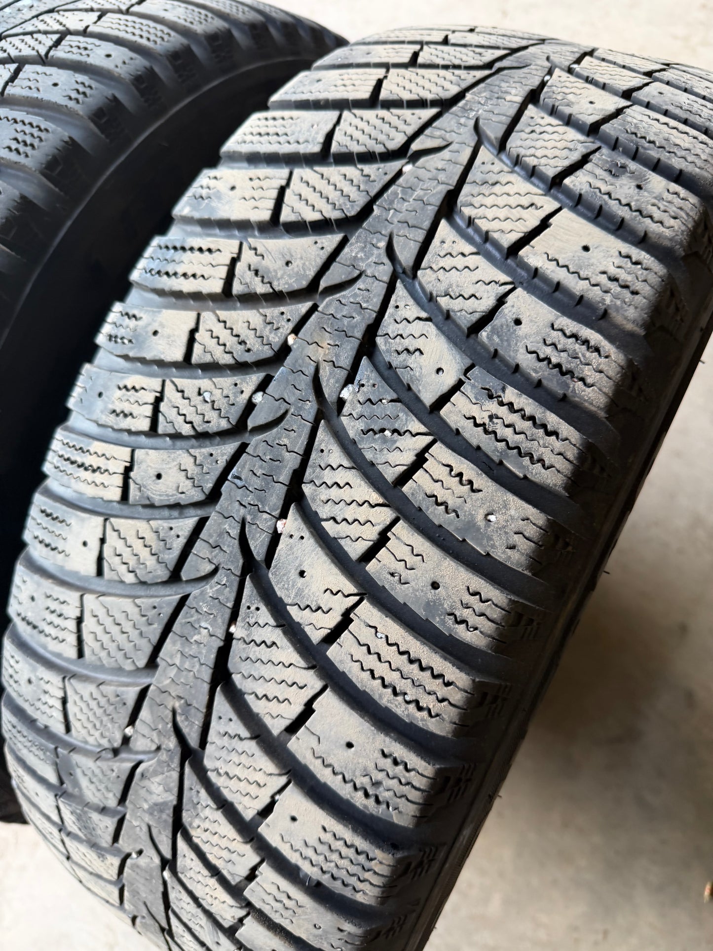 2 pneus d hiver 205/55r16 laufenn en tres bon état