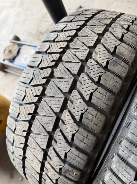 4 pneus d hiver 185/55r15 Bridgestone a l etat neuf