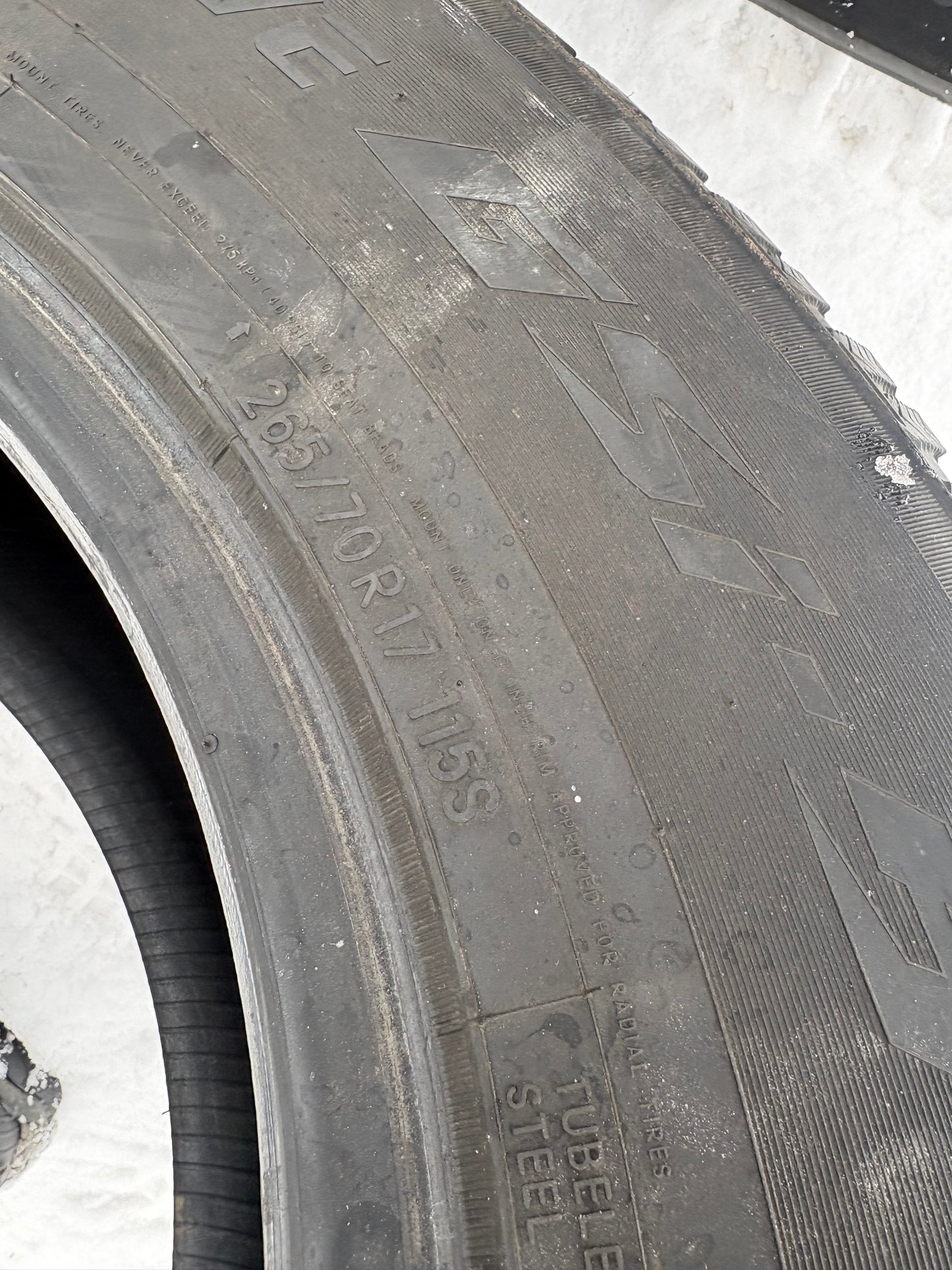 2 pneus d hiver 265/70r17 toyo en tres bon état