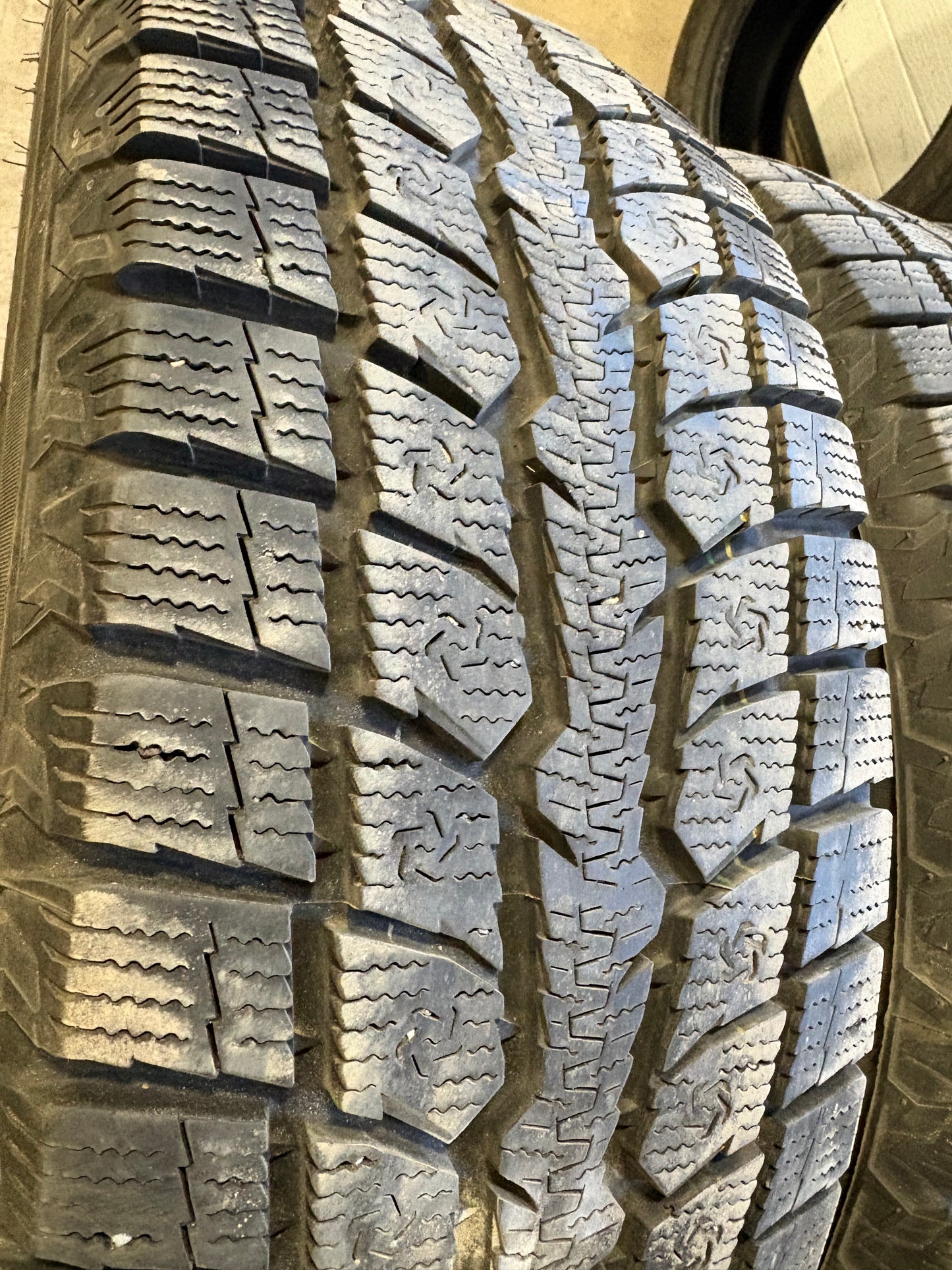 4 pneus d hiver 235/65r17 toyo a l etat neuf