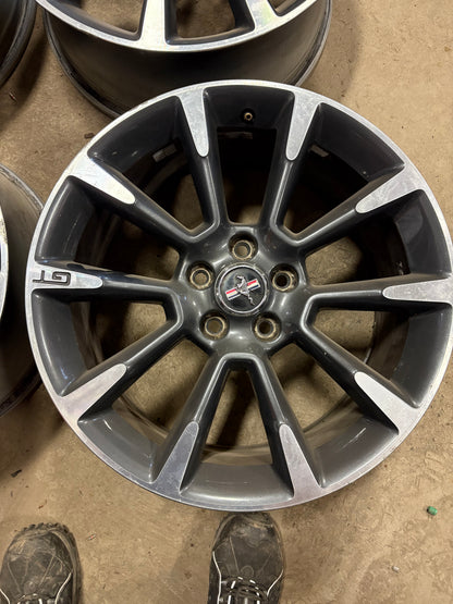 4 mags 19 pouces ford mustang 5x114.3 en tres bonne etat