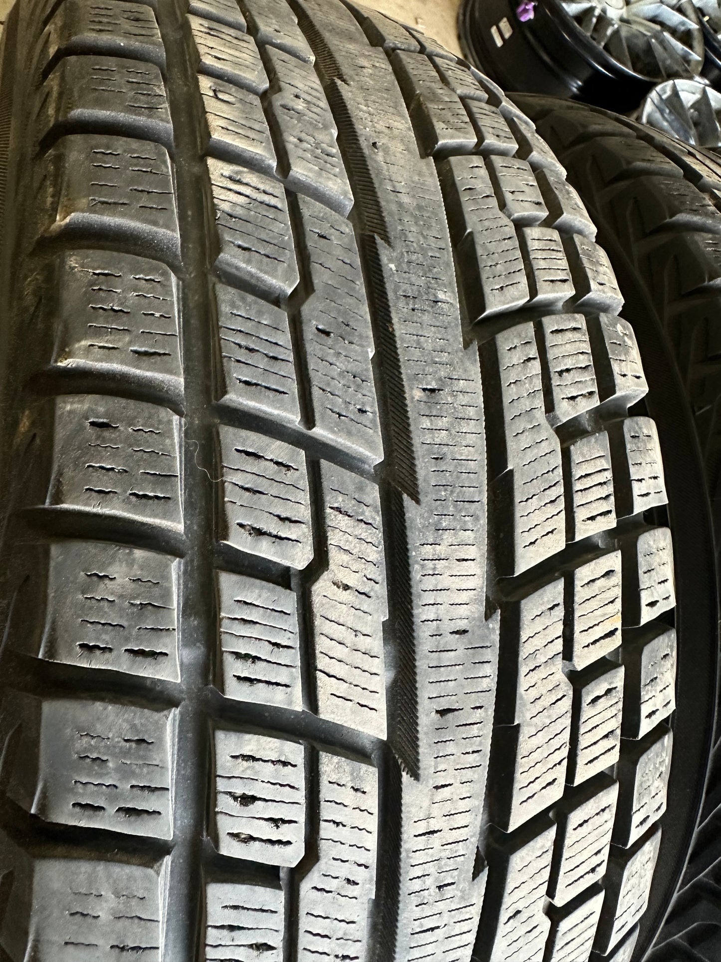 4 pneus d hiver 215/65r16 Yokohama a l etat neuf