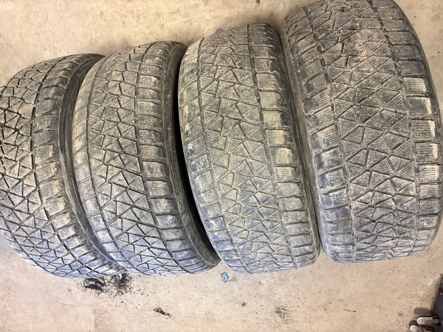 4 pneus d hiver 255/50r20 Bridgestone en bon etat