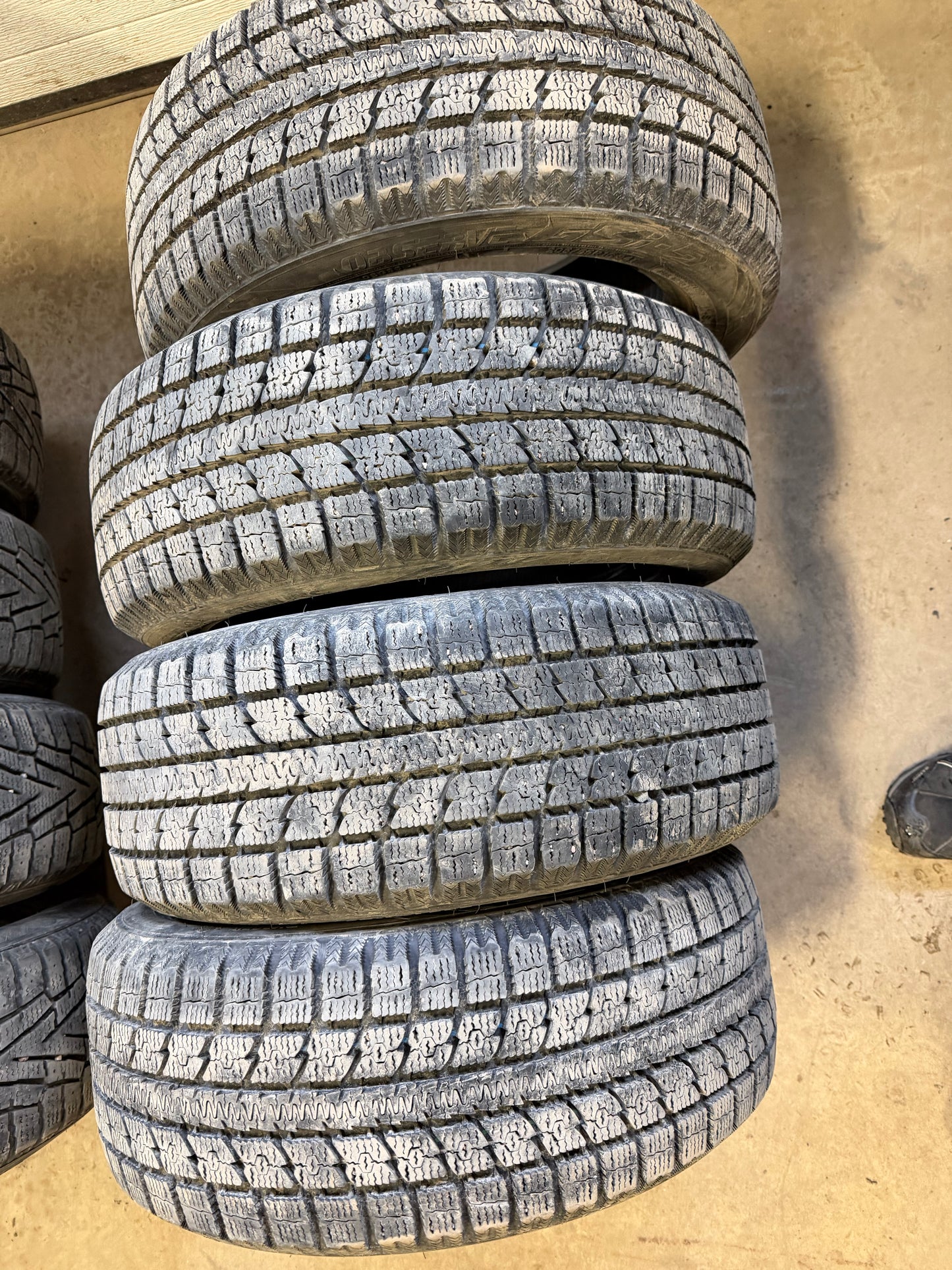 4 pneus d hiver 205/55r16 toyo a l etat neuf