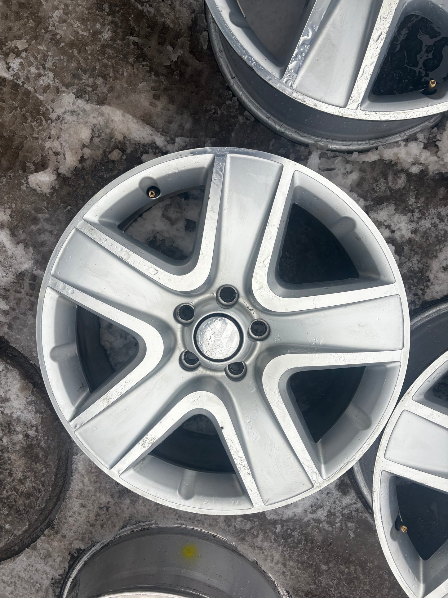 4 mags d origine Volkswagen 18 pouces 5x112 en tres bon etat
