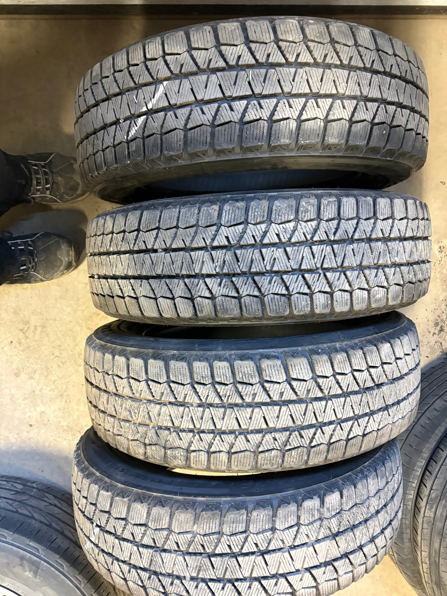 4 pneus d hiver 175/65r15 bridgestone en tres bon état
