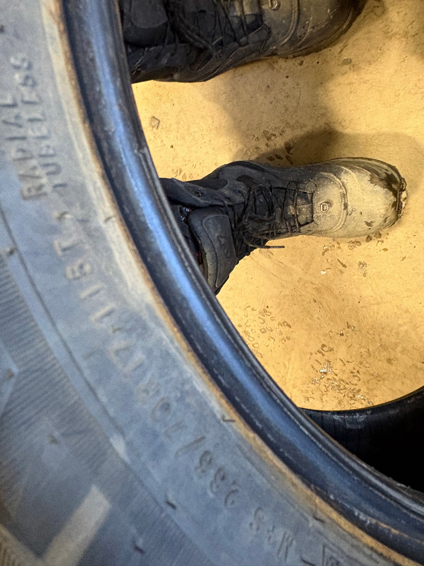 4 pneus d hiver 265/70r17 nokian a clous en bon etat