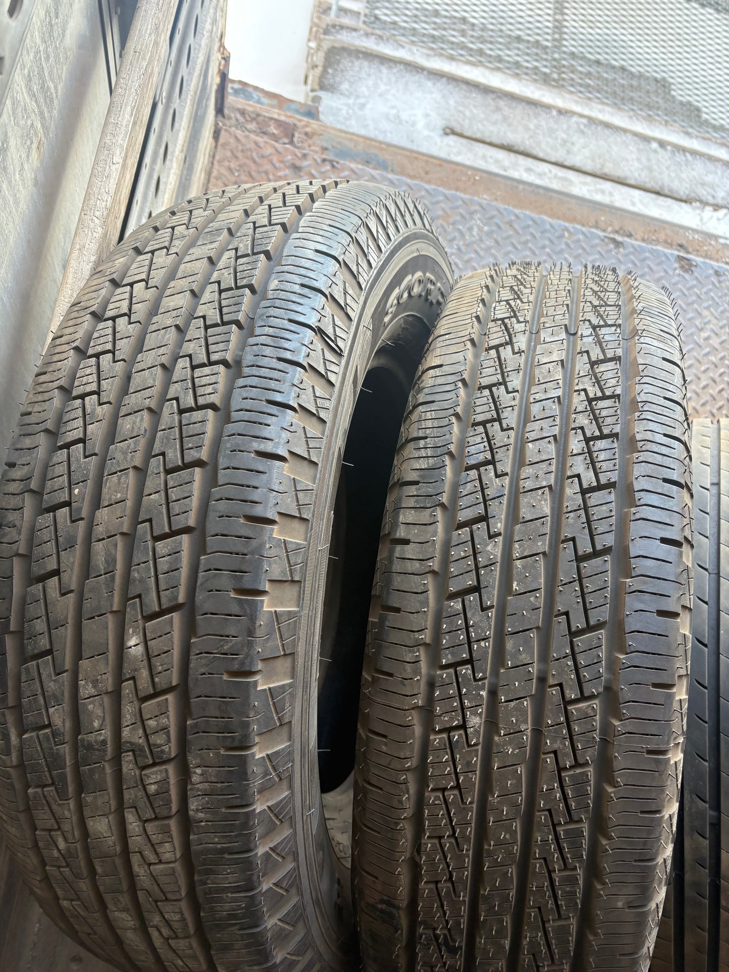 2 pneus d été neufs  225/70r16 pirelli en liquidation